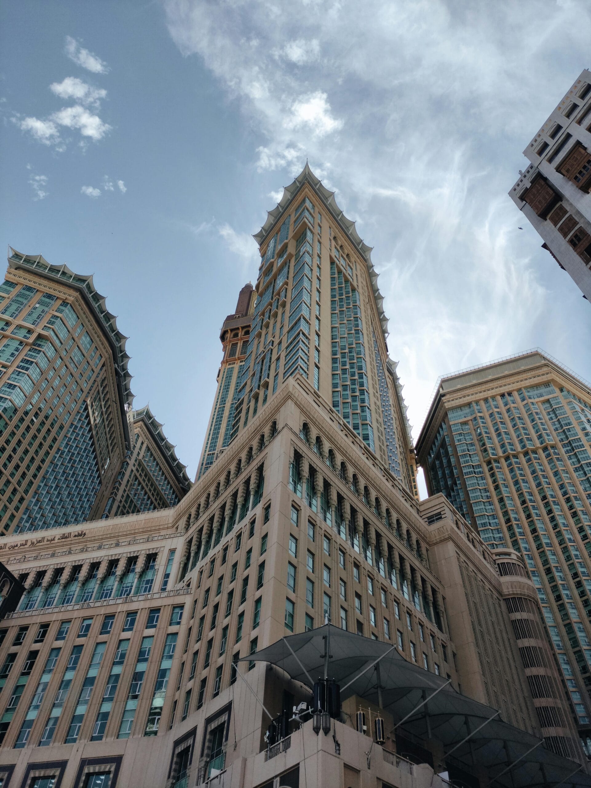 أداء قطاعي العقارات والصناعة في السعودية حتى الربع الرابع من 2024