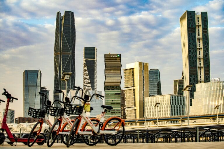 أداء قطاعي العقارات والصناعة في السعودية حتى الربع الرابع من 2024