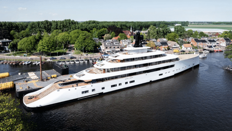Feadship 824 عملاق بحري بطول 100 متر يجمع بين الفخامة والتقنيات الهجينة