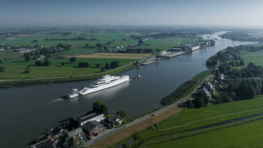 Feadship 824 عملاق بحري بطول 100 متر يجمع بين الفخامة والتقنيات الهجينة