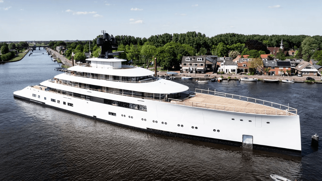 Feadship 824 عملاق بحري بطول 100 متر يجمع بين الفخامة والتقنيات الهجينة