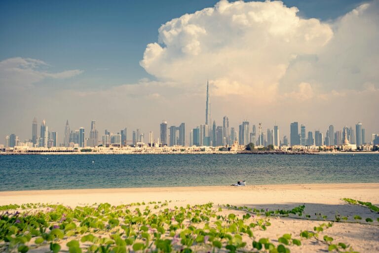 اقتصاد العقارات في دبي تحليل شامل لأبرز الاتجاهات، توقعات 2025 2030، ونصائح استثمارية للمتخصصين