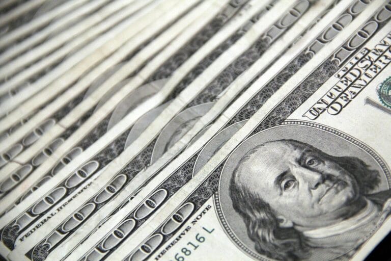 الدولار الأمريكي يتجه لأقوى أداء أسبوعي في شهرين مع ضعف رهانات خفض الفائدة