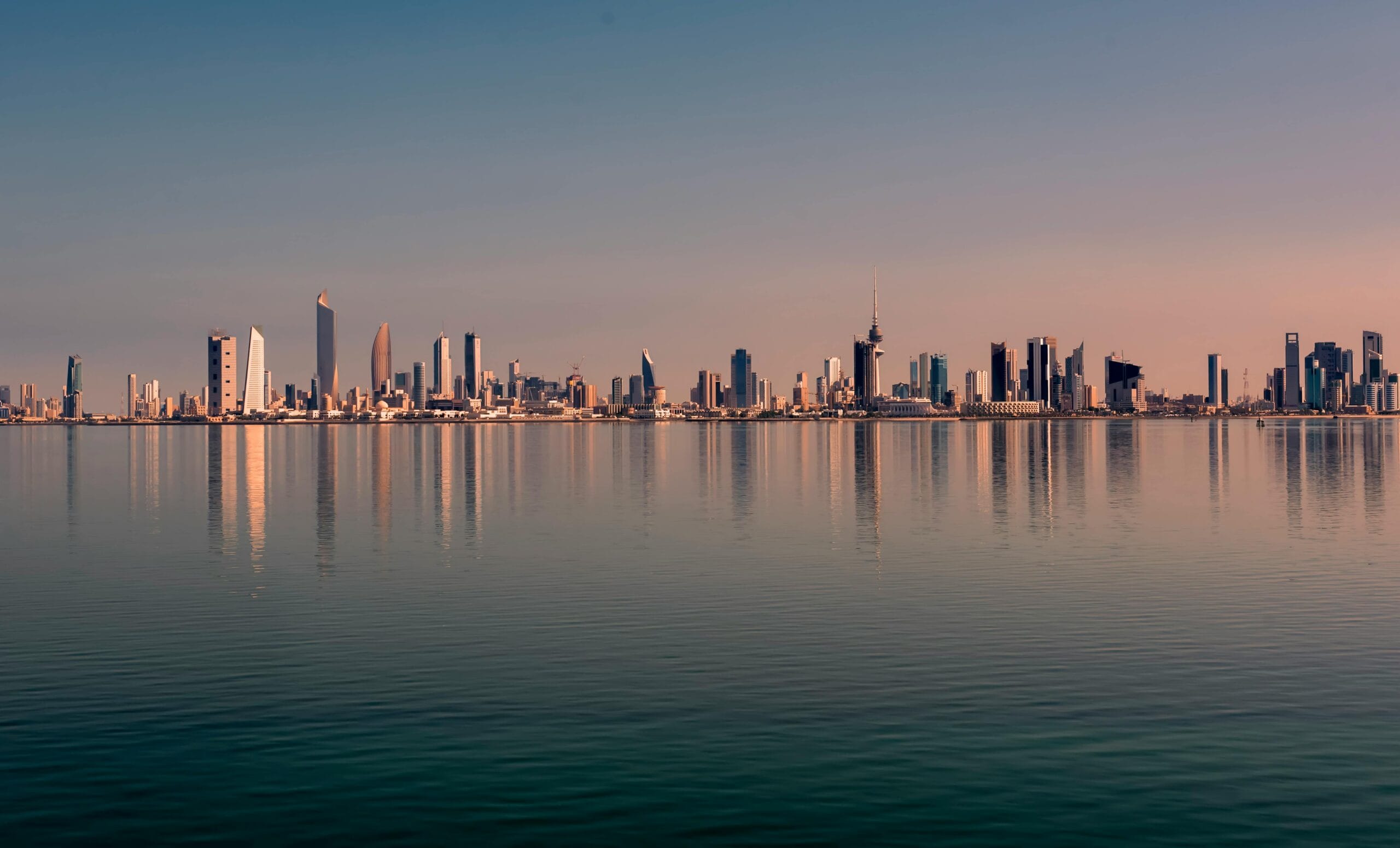 تصنيف الكويت الائتماني AA- من فيتش نظرة مستقرة مع إصلاحات هيكلية وخطط تمويل جديدة
