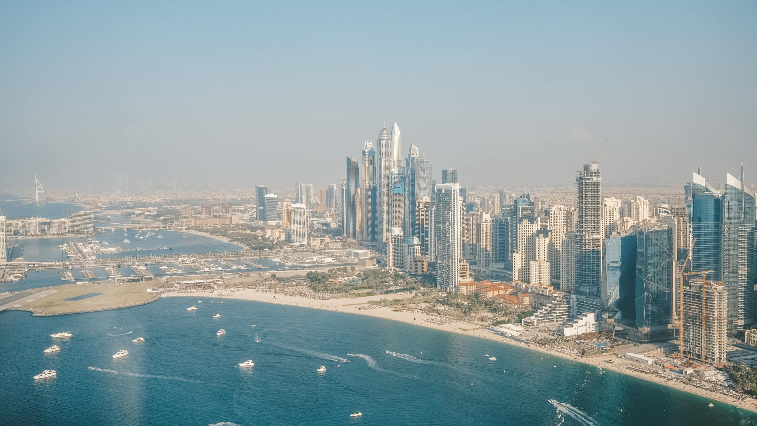 دليل شامل للاستثمار في عقارات دبي فرص، عوائد، ومستقبل السوق حتى عام 2025