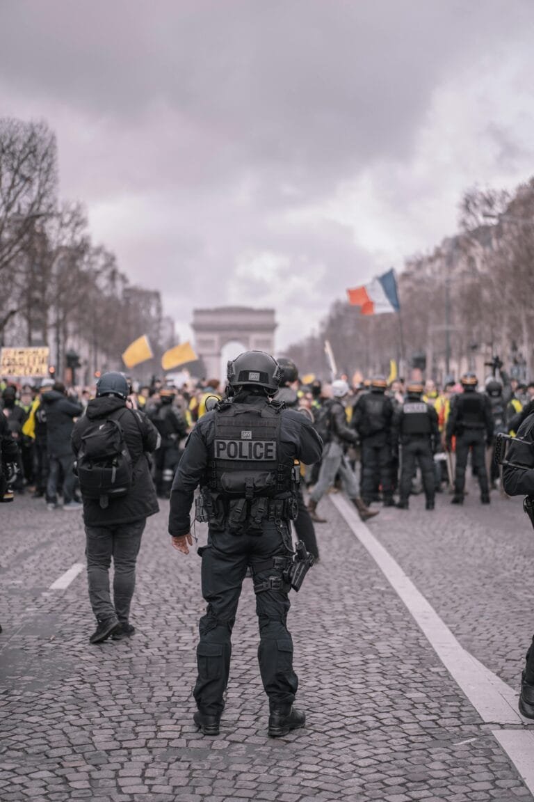 اقتصاد فرنسا 2025 هل تتفادى باريس فخ “رجل أوروبا المريض” وسط تحديات الدين وتصاعد الحمائية العالمية؟