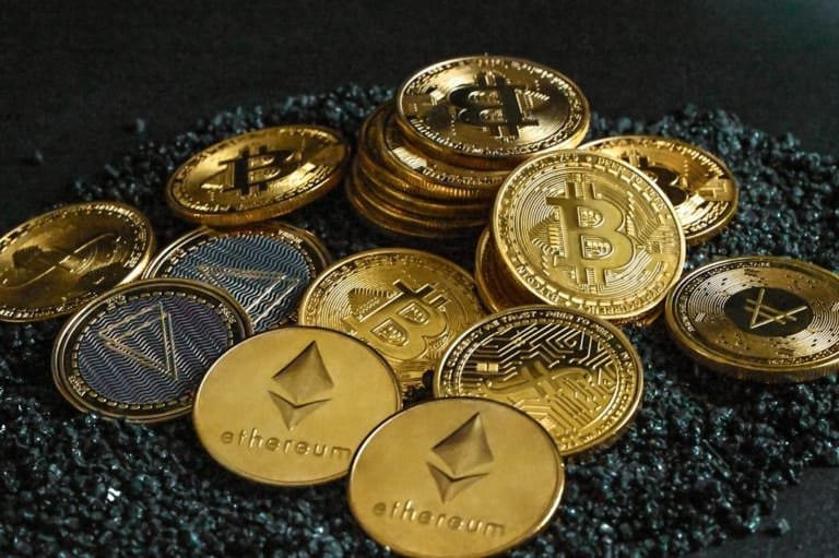 بيتكوين تقترب من نقطة الانطلاق الفنية التي قد تدفع الأسعار إلى 76,000 دولار