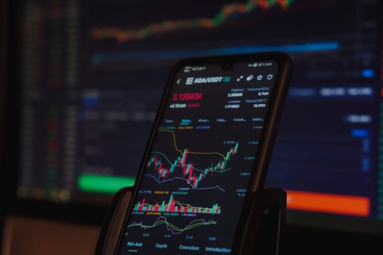 وعود السيولة من الاحتياطي الفيدرالي وضعف الدولار قد يحددان الخطوة التالية للبيتكوين