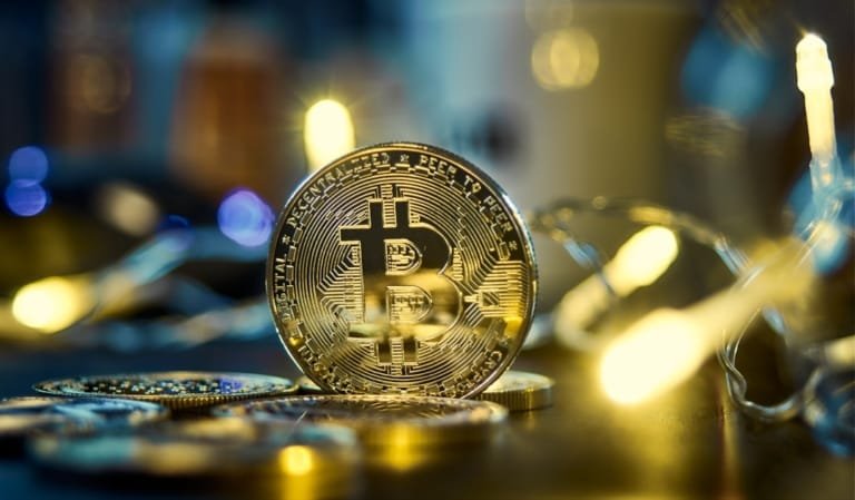 بيتكوين تصل إلى 70,000 دولار للمرة الأولى منذ يونيو: الأسباب وراء الارتفاع