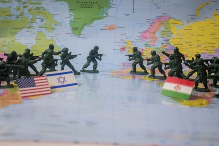 الولايات المتحدة وإيران تتفقان على وقف الهجمات وإجراء محادثات في الدوحة هذا الأسبوع