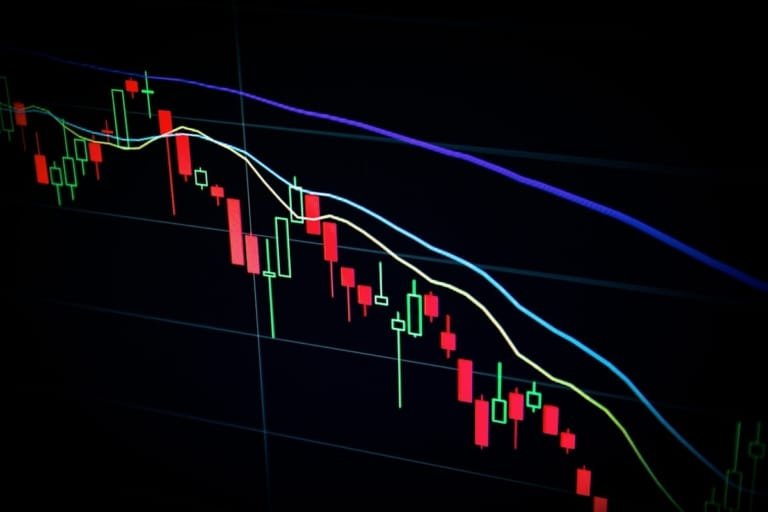 تراجع الأسهم والدولار بعد بيانات ضعيفة وارتفاع العوائد