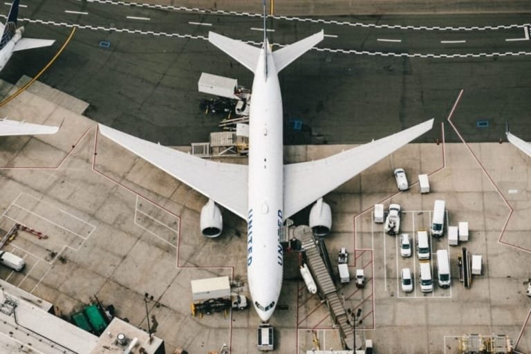 تعطل المعدات يؤدي إلى تأخيرات وإ cancellations في مطارات شمال شرق الولايات المتحدة